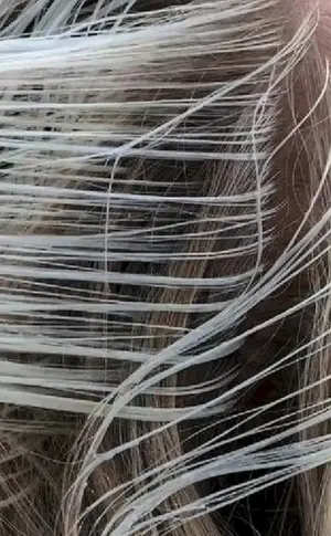 Styling durch eine Mütze auf langem Haar