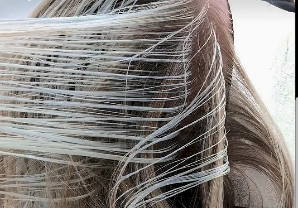 Haarfärbung durch Mütze auf dem Haar Langes Haar