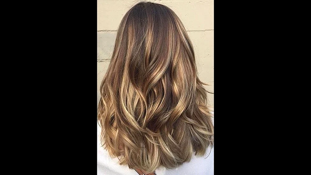 Balayage 2022 auf dunklem Haar.