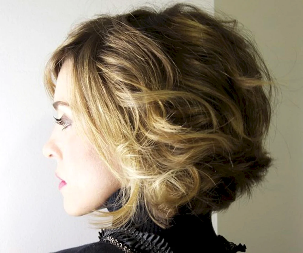 Curly bob make-up