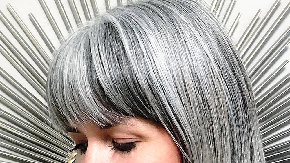 Graue Haare färben. Graue Haare
