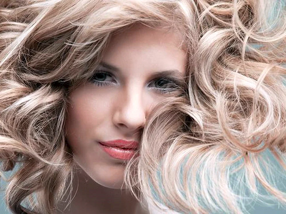 Michelle Olvera mit grauem Haar