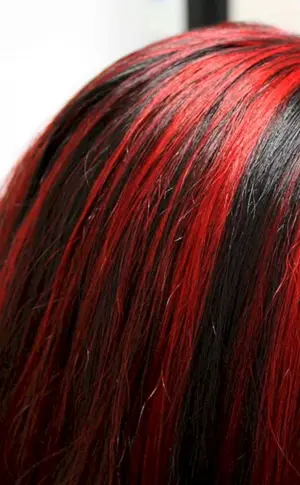 Rot färben auf dunklem Haar mit roten Strähnen