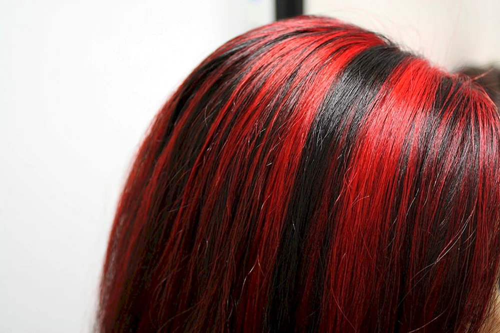 Rot färben auf dunklen Haaren