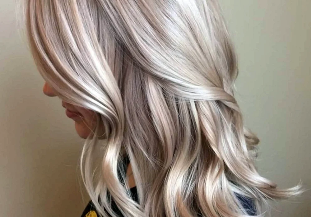 Perlblondes Haar färben