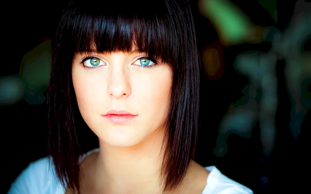 Brunette mit blauen Augen