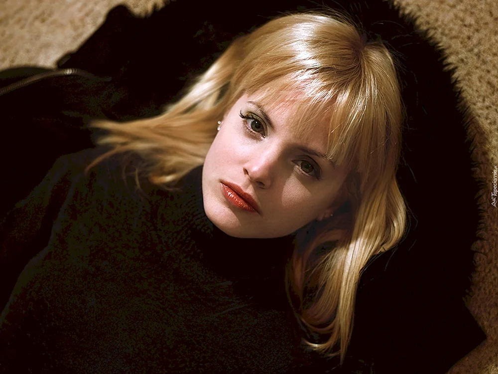 Mena Suvari.