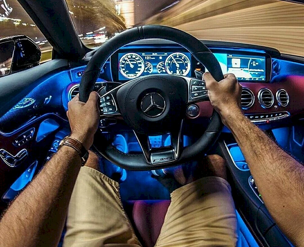 Mercedes AMG am Steuer eines Autos