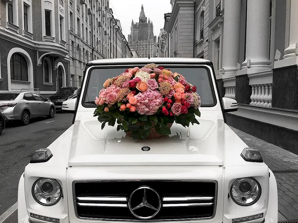 Ein Auto mit Blumen