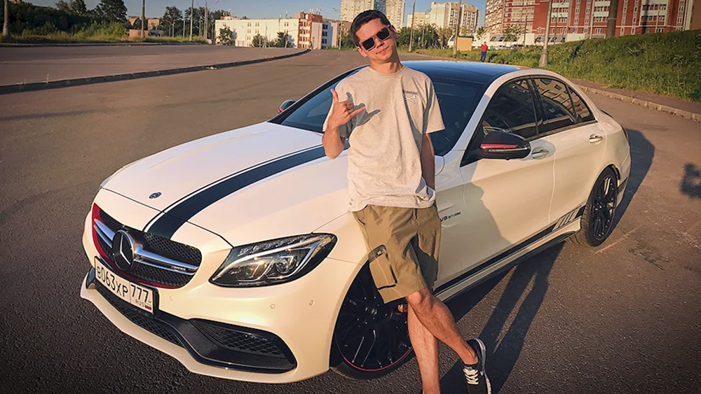 Mann neben Auto