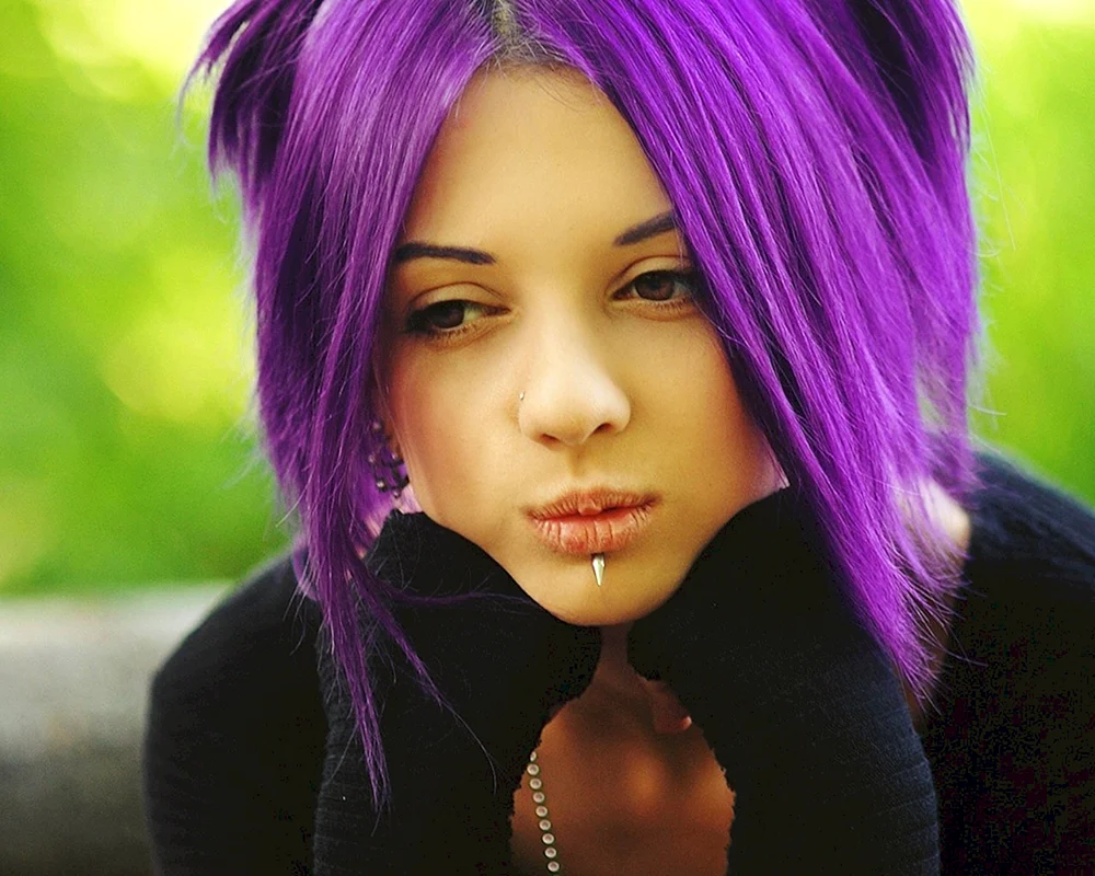 Mia Boyko mit lila Haar. Haare