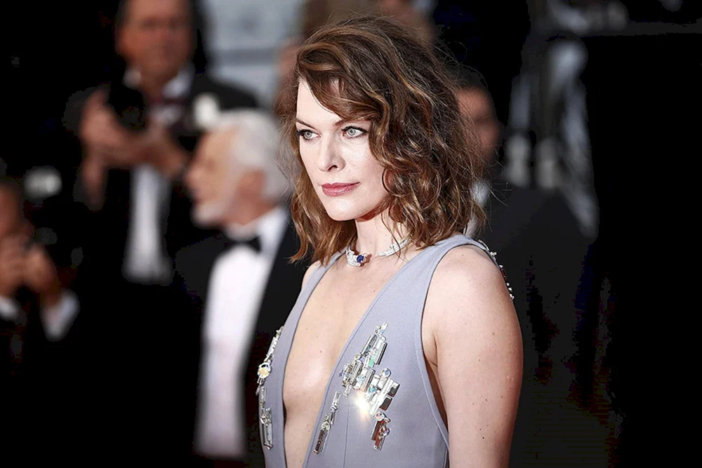 Mila Jovovich kleine Brüste