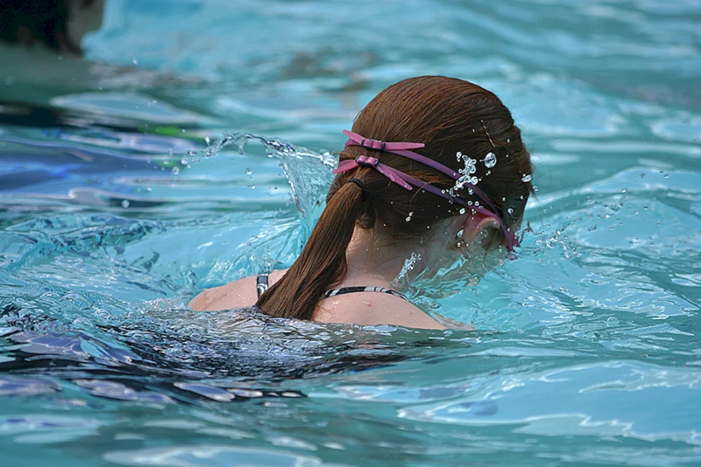 Süße Mädchen im Pool