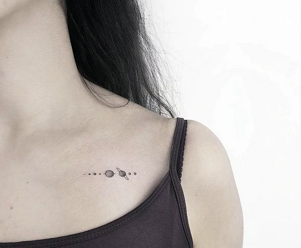 Mini Tattoos auf dem Schlüsselbein