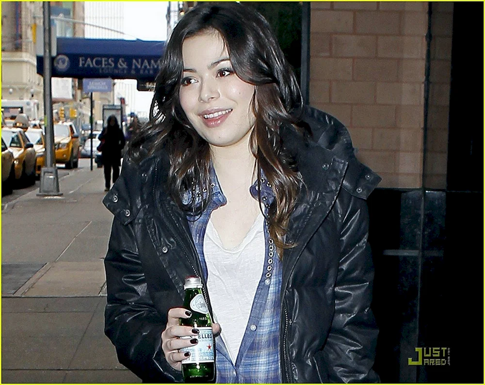 Miranda Cosgrove 2020
