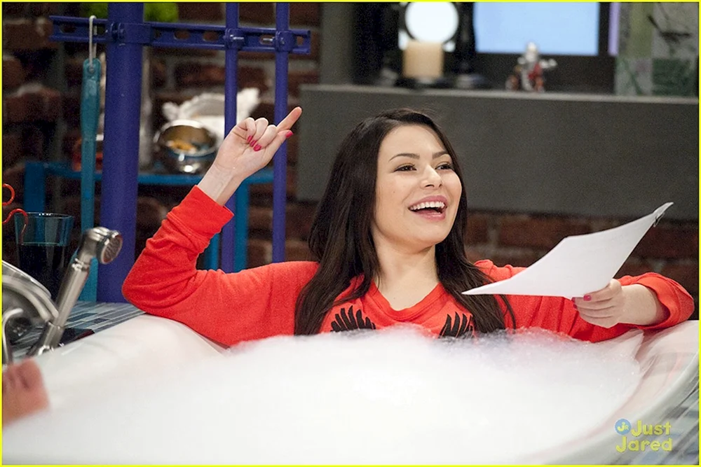Miranda Cosgrove 2020