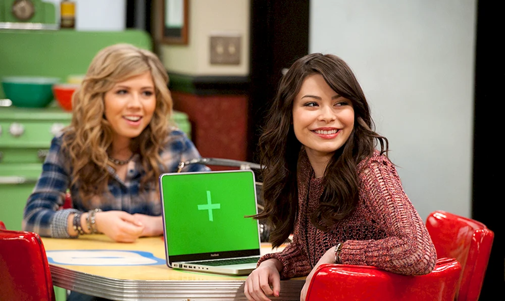 Miranda Cosgrove 2021