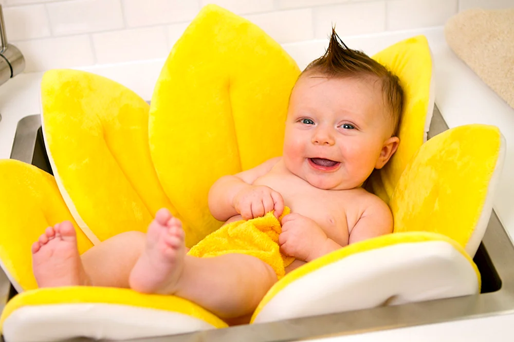 Baby in Gelb