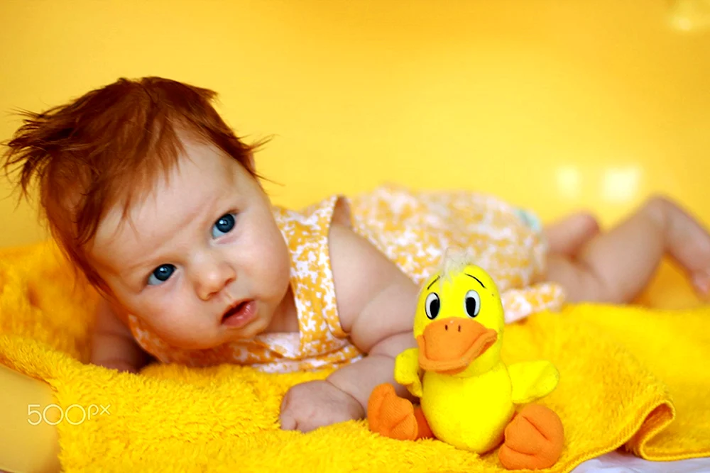Baby in Gelb