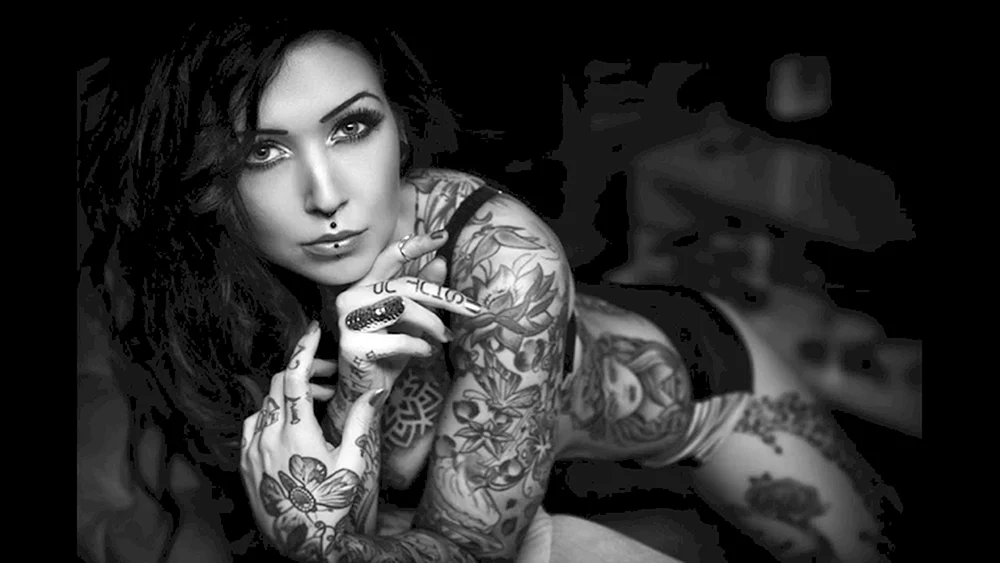Viele Tattoos auf Mädchenkörper