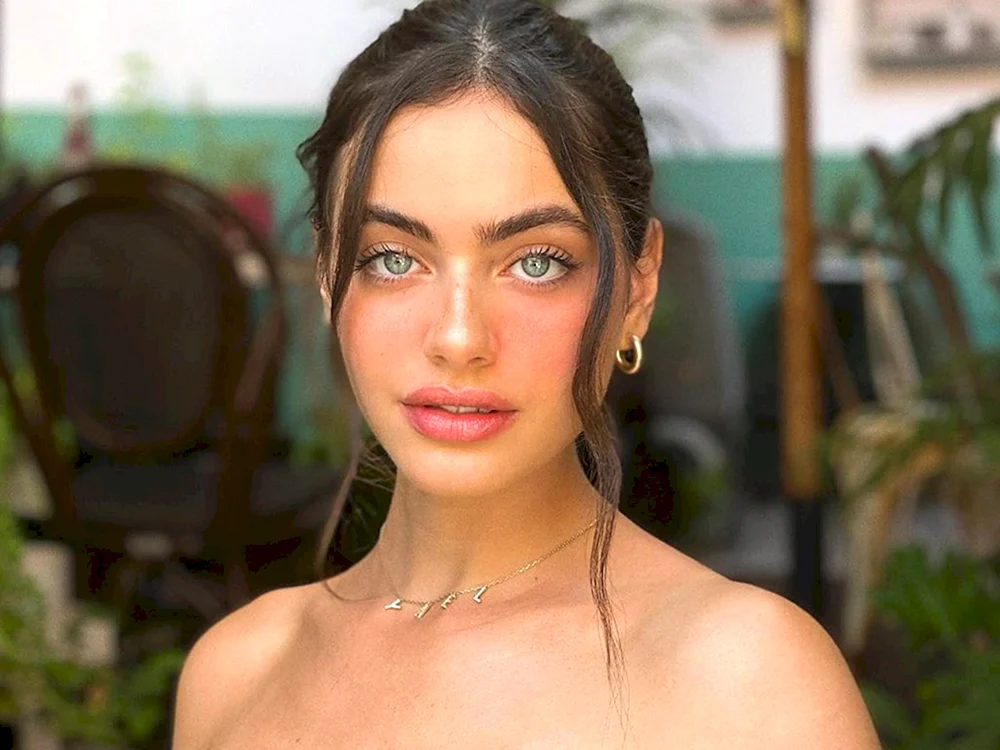 Model Yael Shelbia