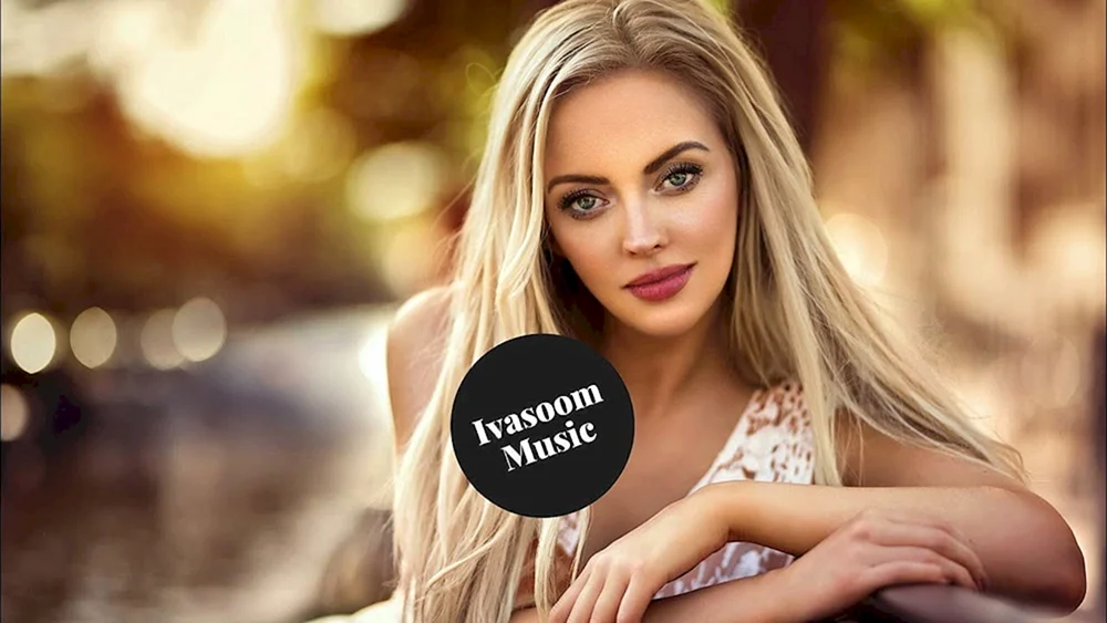 Schöne Blondine mit langen Haaren
