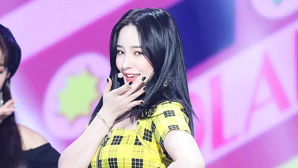 MOMOLAND Nancy