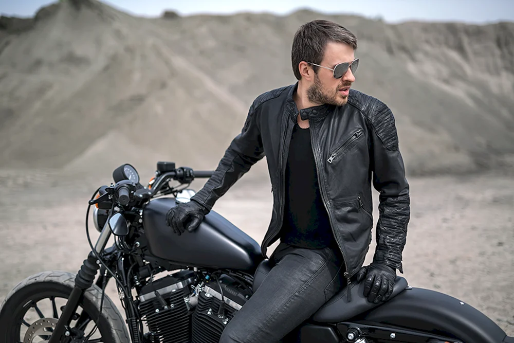 Motorradfahrer in einer Lederjacke