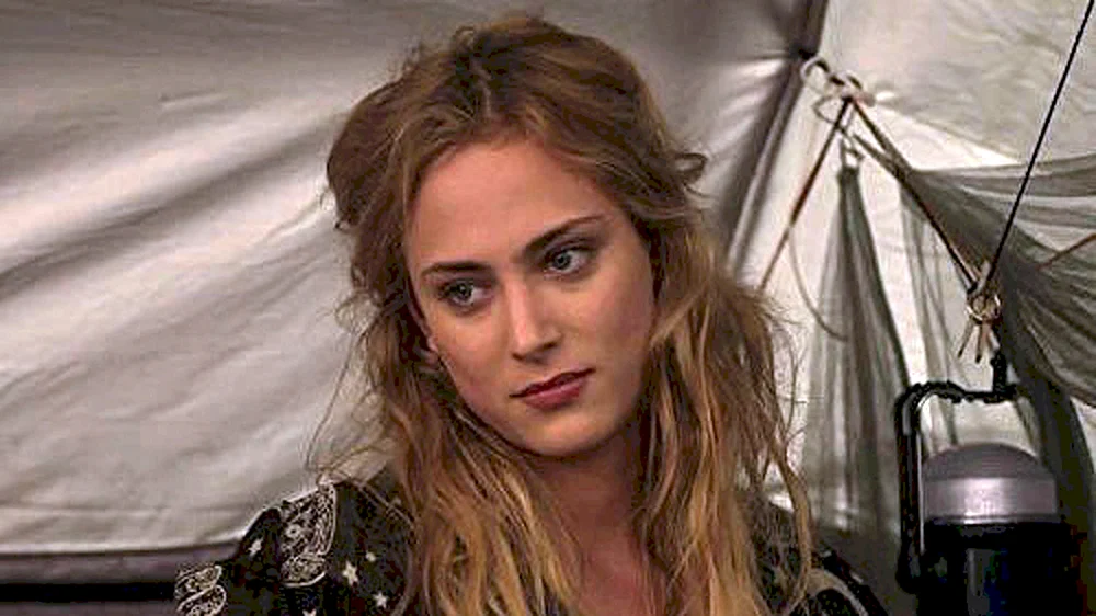 Nora Arnezeder photo