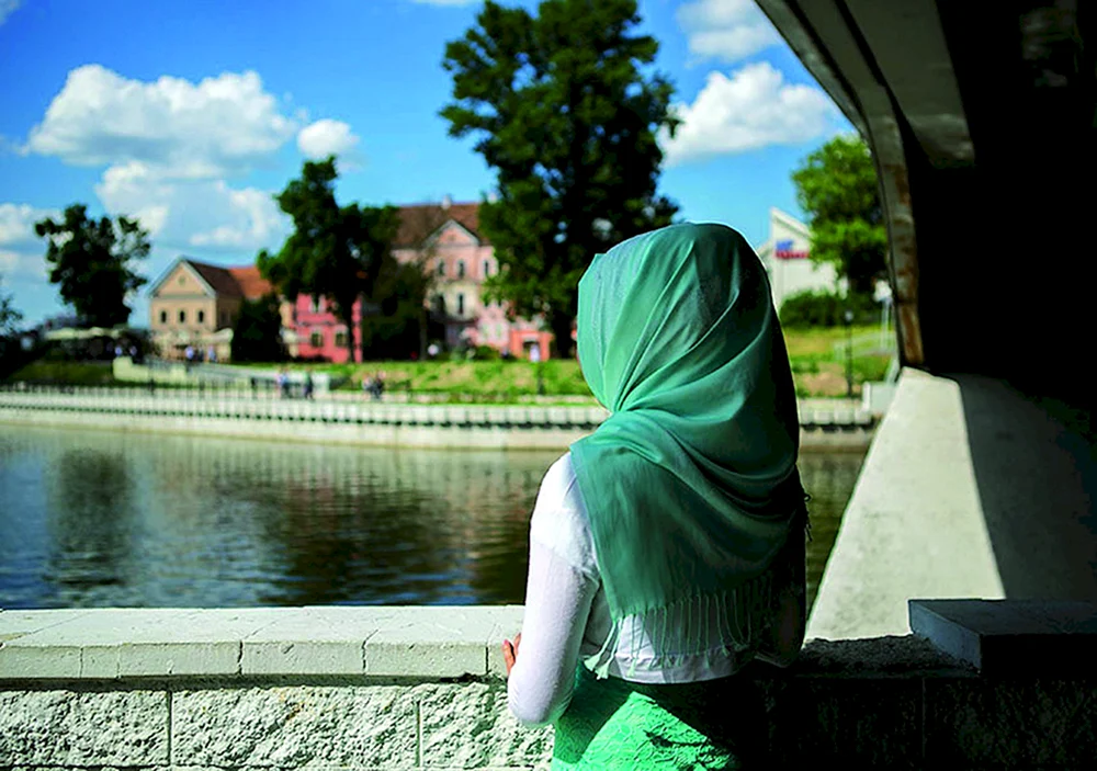 Muslimische Frau im Hijab von hinten