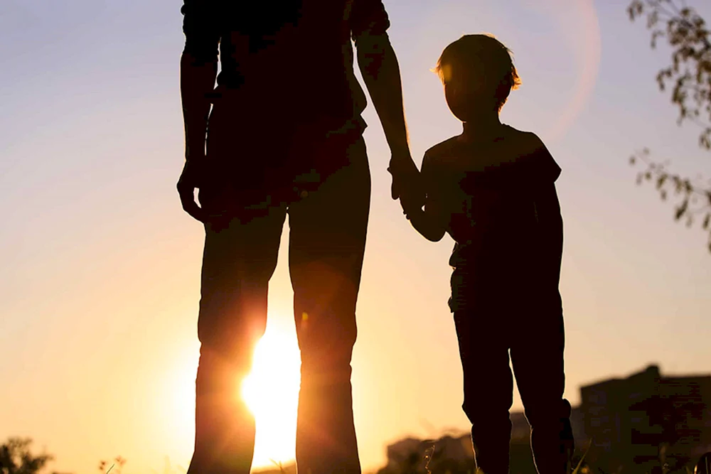 Vater und Sohn bei Sonnenuntergang