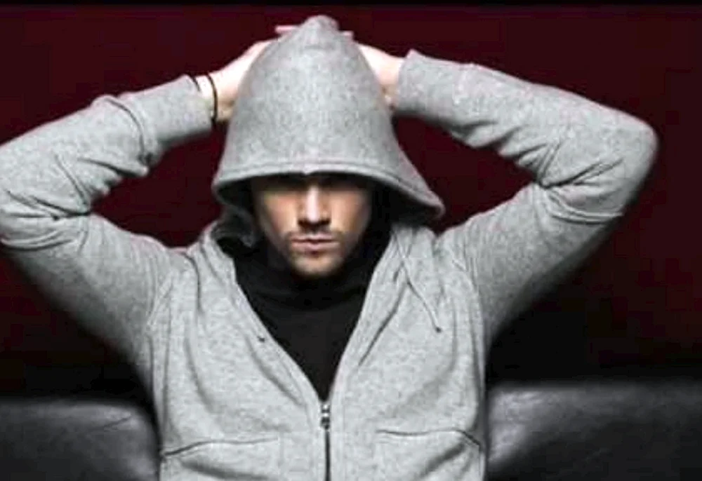 Mann mit Kapuzenpulli