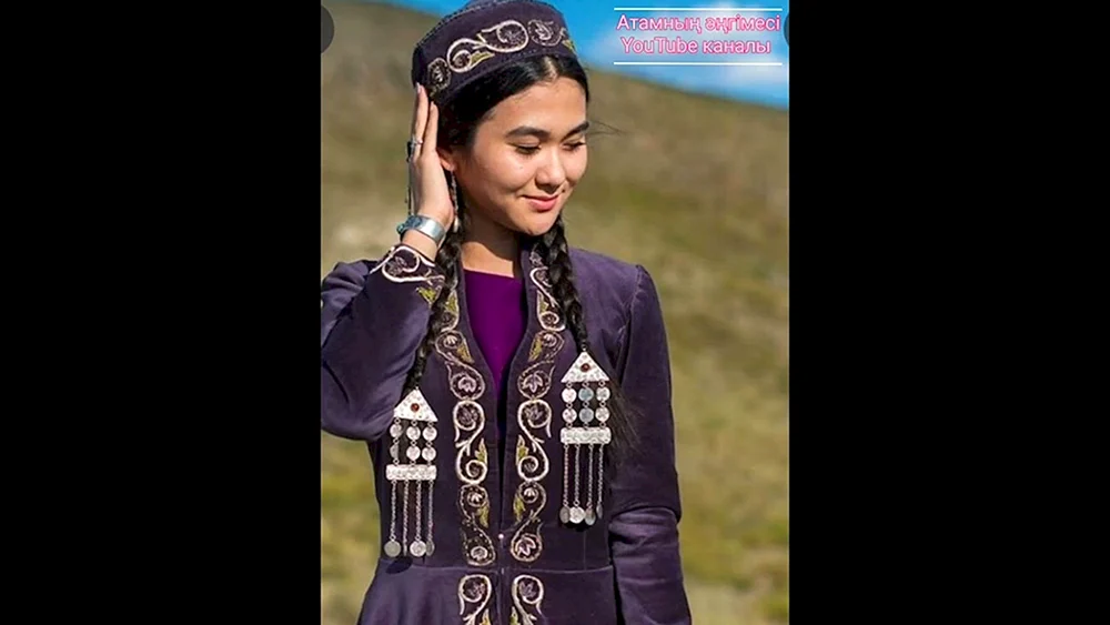 Strikovsky kirgisische Nationaltracht der Männer in Kirgisistan