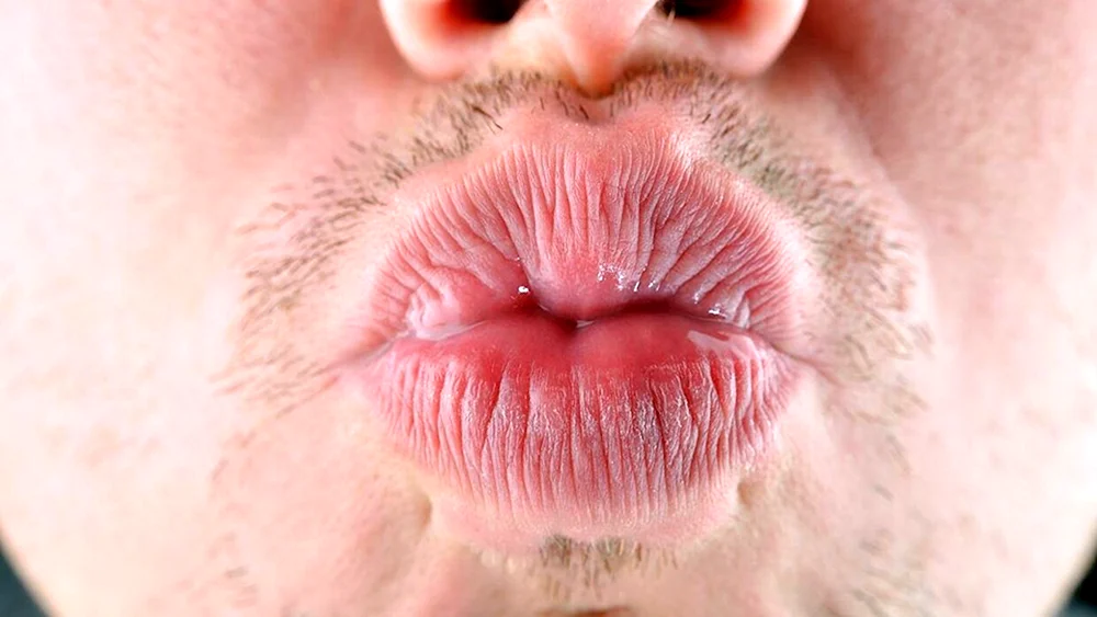 Männliche Lippen küssen