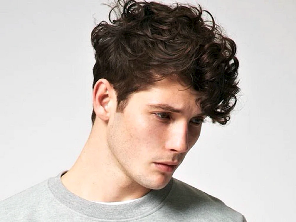 Herrenfrisuren mit lockigem Haar