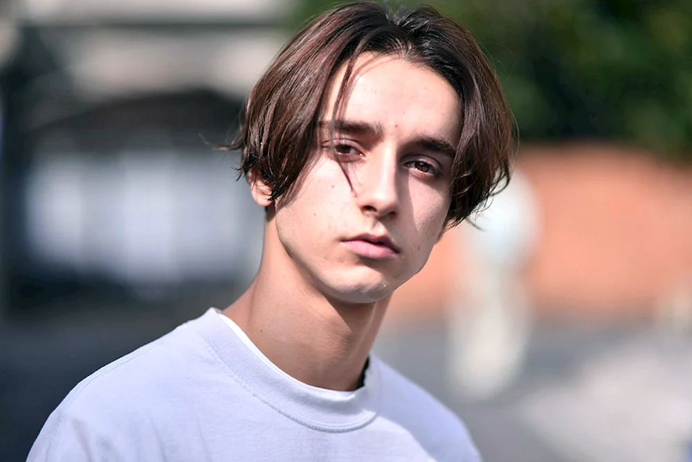 Herrenfrisuren mit geradem Scheitel