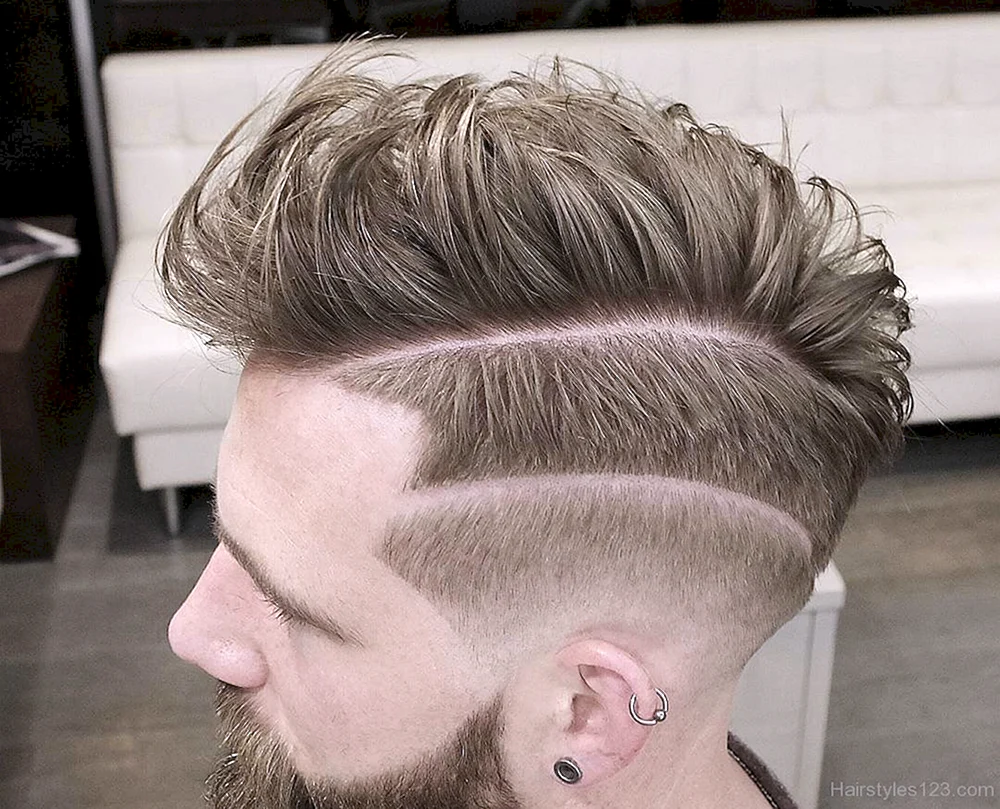 Herrenfrisuren mit rasierten Streifen