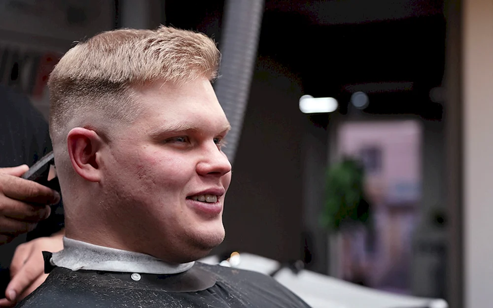 Herrenfrisuren mit rasierten Schläfen