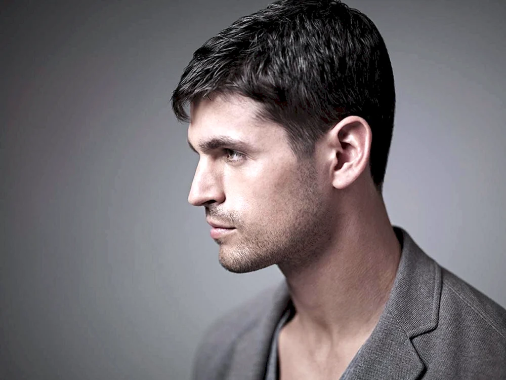 Herrenhaarschnitte Igelhaarschnitt Halbbox Colton Haynes Kurzhaarschnitt Herrenfrisuren Verblassen mit Irokesenschnitt Brad Pitt Caesar Haarschnitt Verblassen
