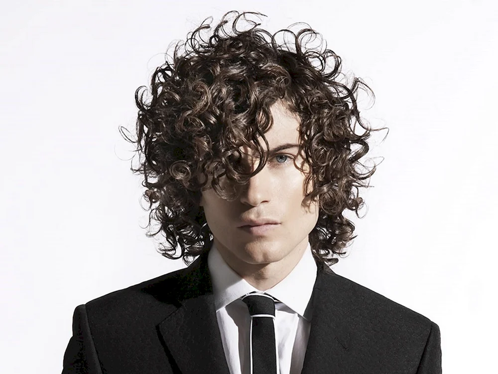 Cesar Fade Haarschnitt für lockiges Haar