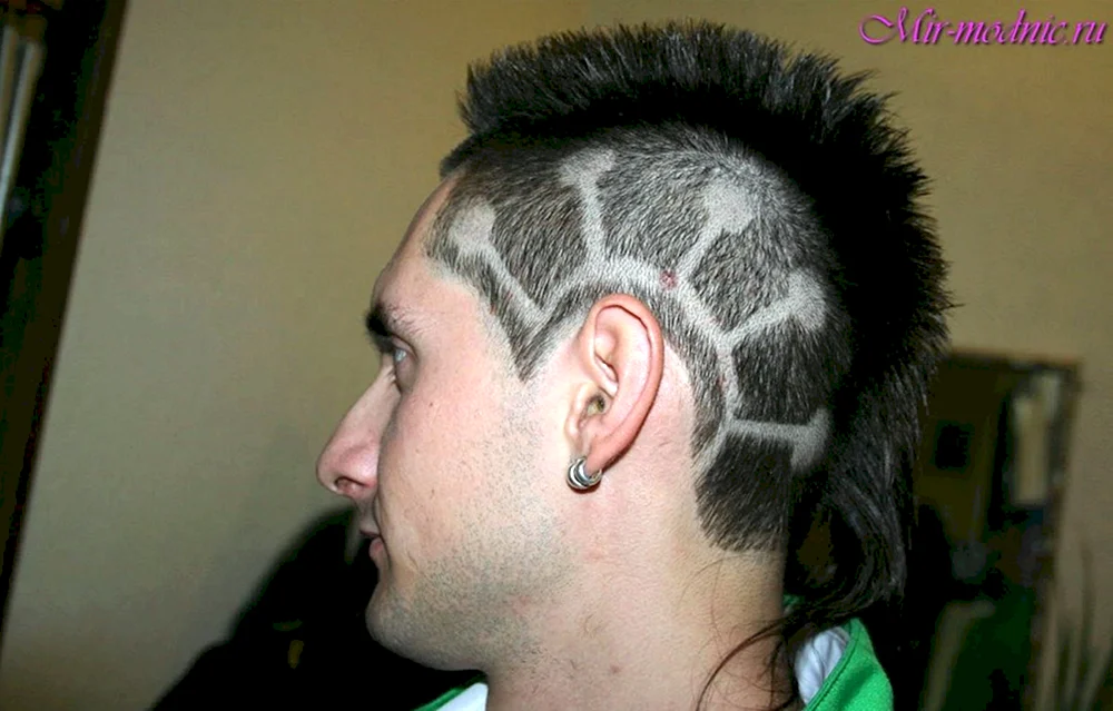 Herrenfrisuren mit rasierten Streifen
