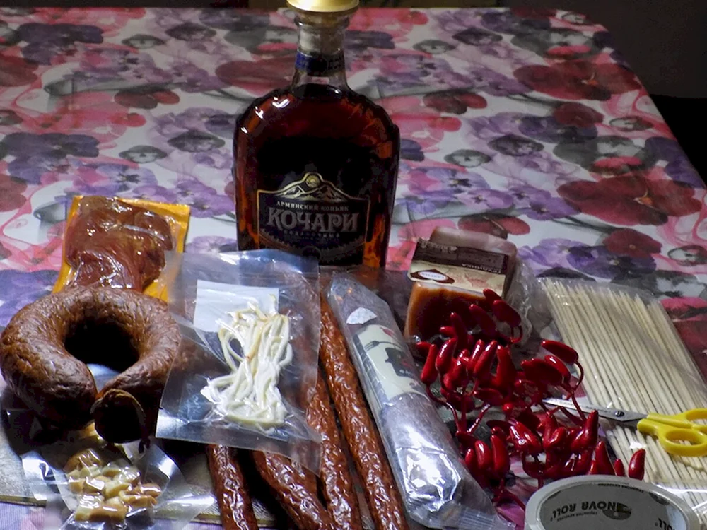 Verzieren einer Flasche Cognac