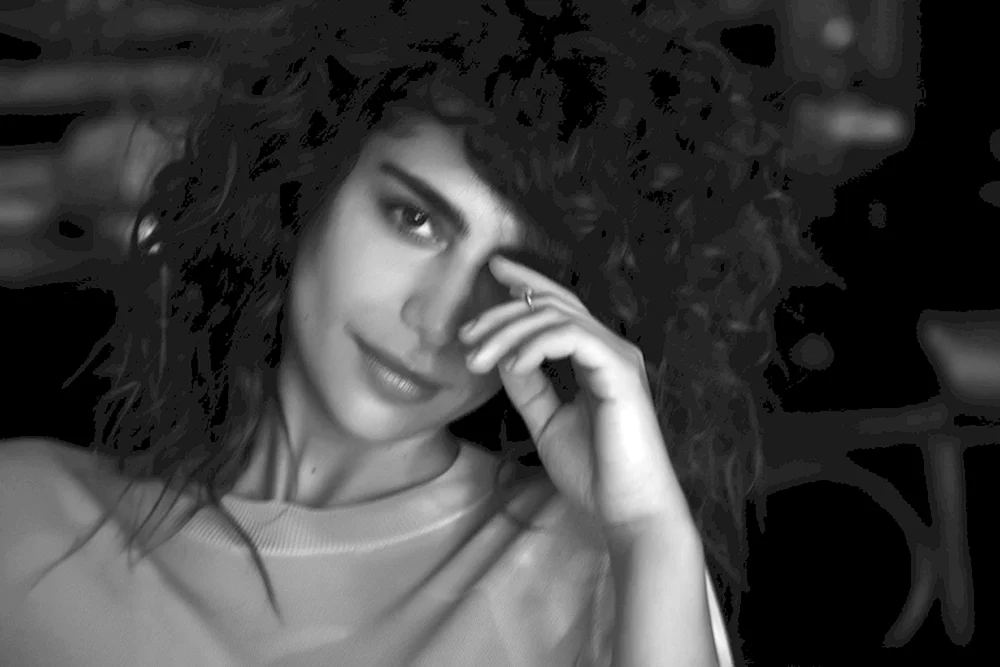Nadia Hilker's Divergent
