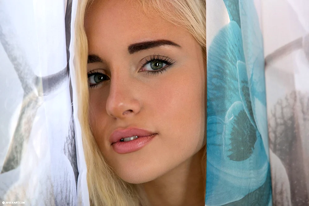 Naomi Woods Beine