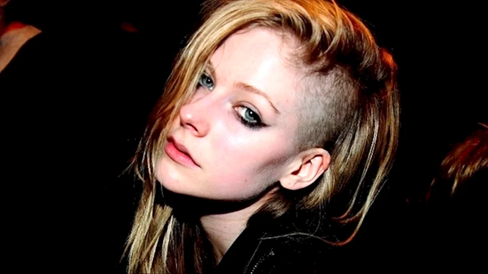 Natalie Dormer mit rasierten Schläfen