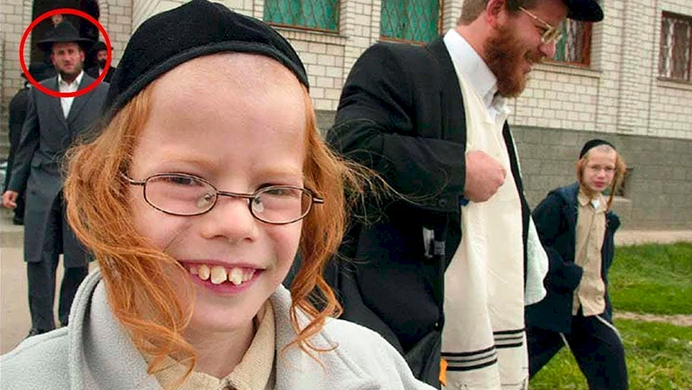 Hier steht, wie man die Mütze trägt. orthodoxe Juden