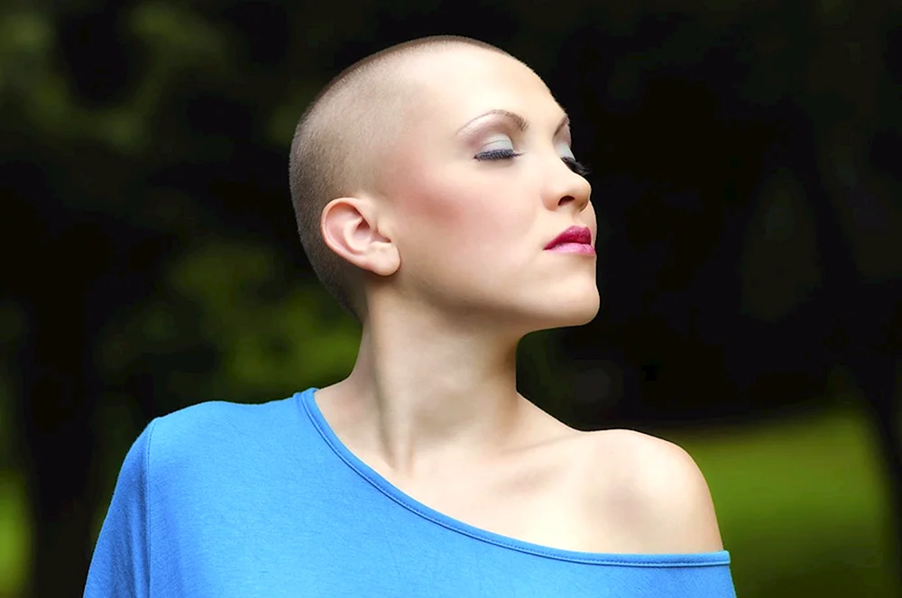 Natasha Whiteman mit Glatze