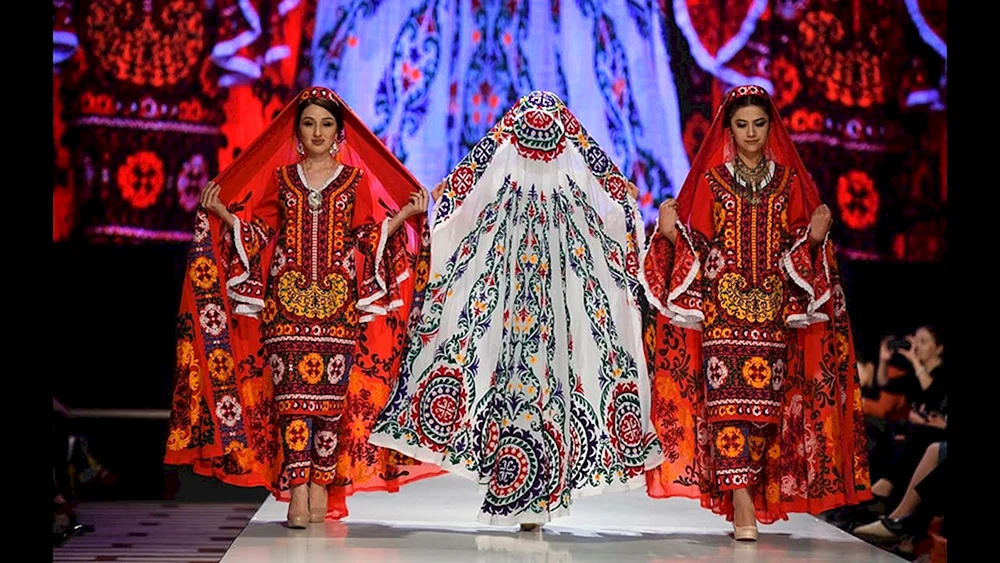 Nationale Kleidung chakan las Tadschikistan