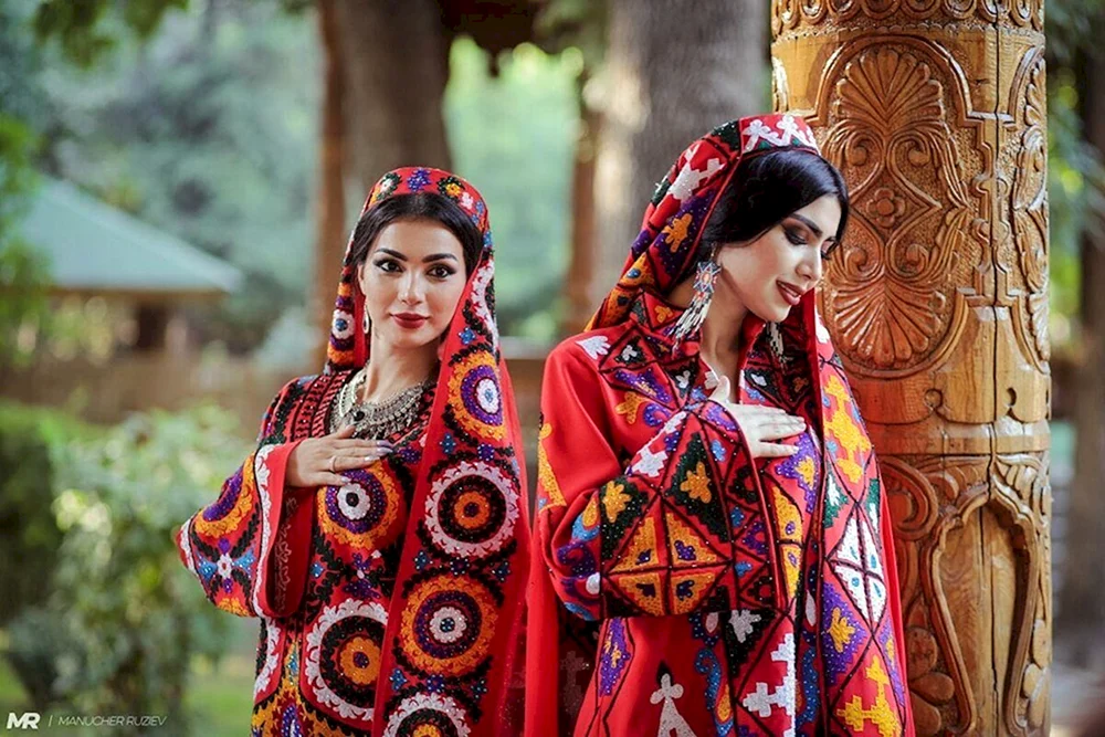 Nationalkleid von Tadschikistan Tschakan