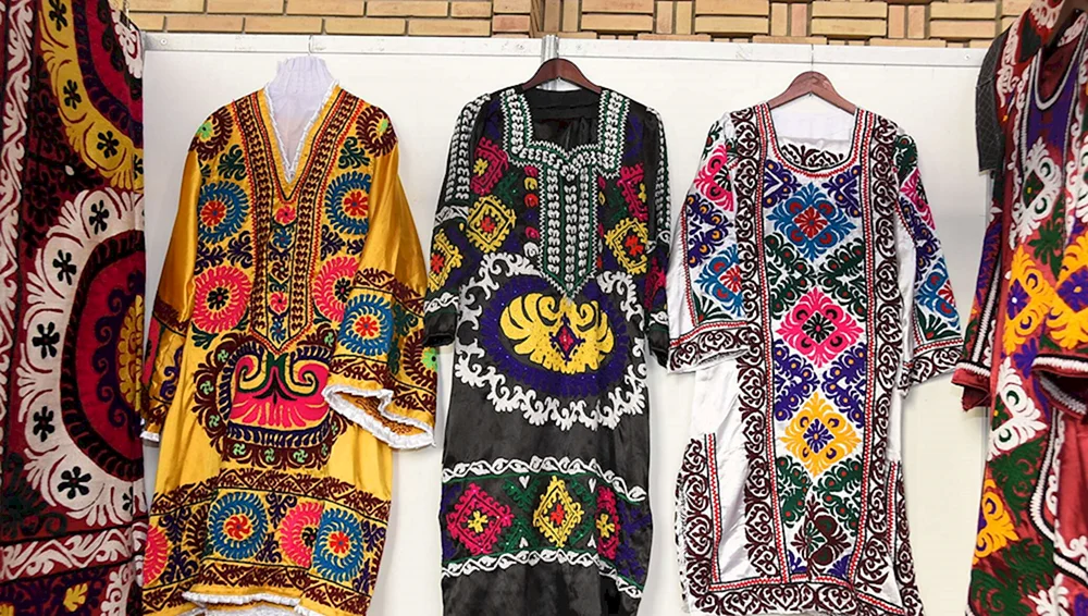 Nationale Kleidung von Tadschikistan tschakan